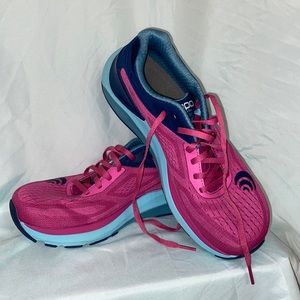 Topo athletic zipfoam womens sneakers Sz 9
